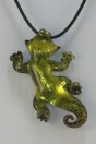 Salamandre verte clair et feuille d or avec cordon