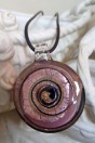 Pendentif rond spirale mauve et feuille d'argent