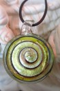 Pendentif rond spirale vert et feuille d'argent