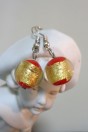 Boucles d'oreilles rouges et feuille d'or