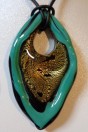 Pendentif feuille vert et noir et feuille d'or