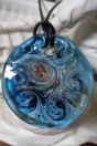 Pendentif rond et plat de couleur bleu et feuille d'argent