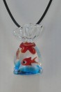 Pendentif sac poisson avec cordon.